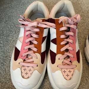 CT302 New Balances Women’s Size 11